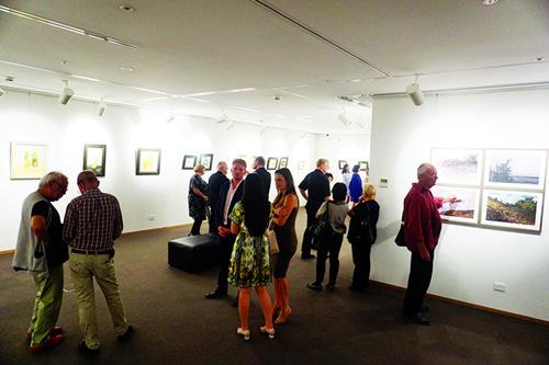 中國僑網(wǎng)“謎·戀——陳堅,、田莉雙個展”觀展現(xiàn)場,。(澳洲《新快報》資料圖)
