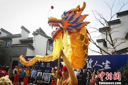 中國僑網(wǎng)資料圖:農(nóng)歷二月二 南京城南老街“龍?zhí)ь^”,。民間舞龍隊在南京城南老街舞龍,。泱波 攝