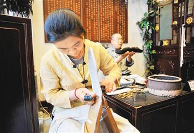 中國(guó)僑網(wǎng)一雙一字納底,每平方寸納八十一針以上,,每雙鞋要納超過(guò)二千一百多針,。圖為內(nèi)聯(lián)升工匠在納底(制作鞋底),。(資料圖片)