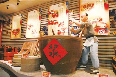 中國(guó)僑網(wǎng)王致和腐乳科普館的傳統(tǒng)工藝加工區(qū),模擬煮漿,、點(diǎn)鹵,、搖包濾漿的場(chǎng)景,讓人仿佛身臨其境,。(資料圖片)