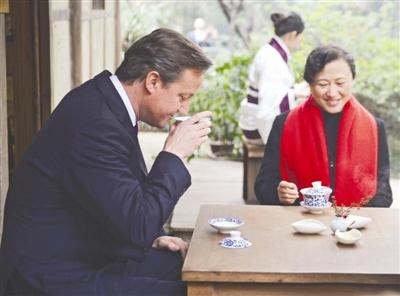 中國(guó)僑網(wǎng)卡梅倫在杜甫草堂品蓋碗茶