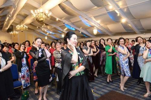 中國僑網新澤西州近200位華人佳麗盛裝出席長卷拍攝活動“畫中人珍情新澤西”,。(美國《世界日報》資料圖)