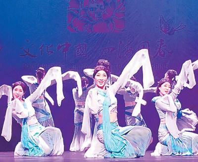 中國僑網(wǎng)中國歌劇舞劇院青年演員表演舞蹈《采薇》,。(王堯 攝)