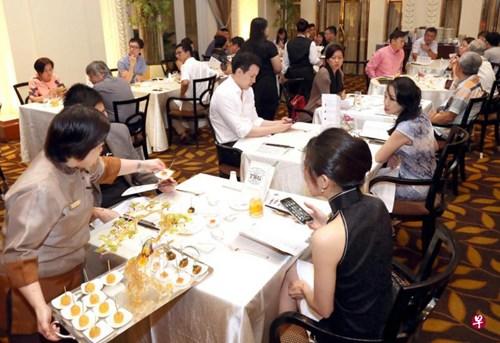 中國僑網(wǎng)“中國美食之旅”晚宴是第五屆亞洲食尊美食盛會的開幕活動,。(新加坡《聯(lián)合早報》/周國威 攝)