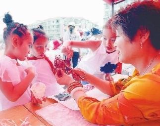 中國僑網(wǎng)“非遺進(jìn)校園”走進(jìn)綿陽市高新區(qū)火炬第三小學(xué),。(王潔 攝)