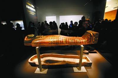 中國(guó)僑網(wǎng)“大英博物館100件文物中的世界史”展覽在國(guó)博開(kāi)展,。(吳鏑 攝)