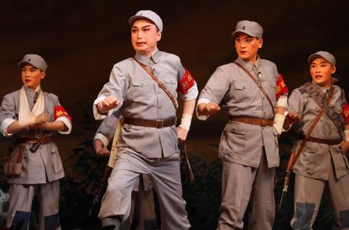 中國僑網(wǎng)譚孝曾(左)出演現(xiàn)代京劇《沙家浜》(資料圖)