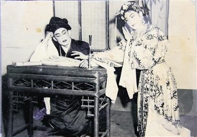 中國(guó)僑網(wǎng)1957年,,著名瓊劇演員陳華、王英蓉演繹經(jīng)典瓊劇《張文秀》,。(資料圖)