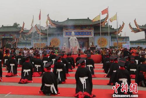 中國僑網(wǎng)圖為活動(dòng)現(xiàn)場,?!「睹辣蟆z