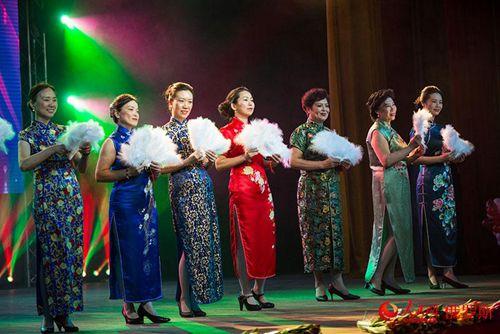 中國(guó)僑網(wǎng)由莫斯科華人婦女聯(lián)合會(huì)表演的旗袍秀(人民網(wǎng)記者 屈海齊 攝)