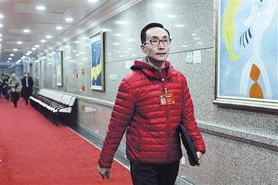 中國僑網(wǎng)鞏漢林,,全國政協(xié)委員,、著名演員曾在春晚舞臺(tái)上,表演過包括《如此包裝》在內(nèi)多個(gè)著名小品,,廣受觀眾歡迎,。新京報(bào)記者 侯少卿 攝