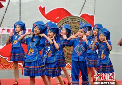 中國僑網(wǎng)3月9日,,南寧市武鳴區(qū)壯族小歌手在唱山歌?!↑S艷梅 攝