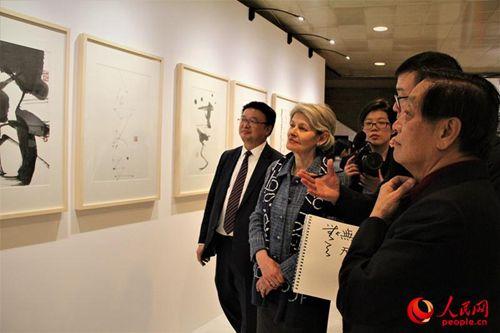 中國(guó)僑網(wǎng)聯(lián)合國(guó)教科文組織總干事博科娃饒有興致地欣賞展覽,。李永群攝