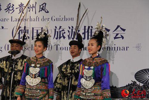 中國(guó)僑網(wǎng)推介會(huì)上,,來(lái)自貴州少數(shù)民族阿哥阿妹們獻(xiàn)上原汁原味的民族歌舞盛宴,。 人民網(wǎng)馮雪珺攝