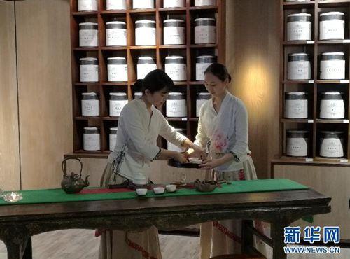 中國(guó)僑網(wǎng)中國(guó)廣東茶藝師在開幕儀式上表演茶藝,。(圖片由主辦方提供 來源:新華網(wǎng))