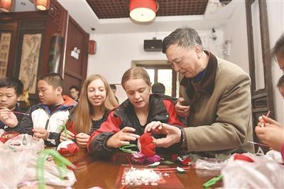 中國僑網(wǎng)中外青少年共同體驗(yàn)非遺項(xiàng)目,。 新華報(bào)業(yè)視覺中心記者 邵丹 攝