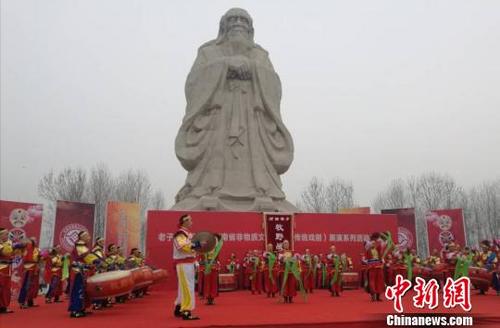 中國(guó)僑網(wǎng)圖為老子生日拜典·河南省非物質(zhì)文化遺產(chǎn)(傳統(tǒng)戲劇)展演開(kāi)幕式現(xiàn)場(chǎng) 劉鵬 攝