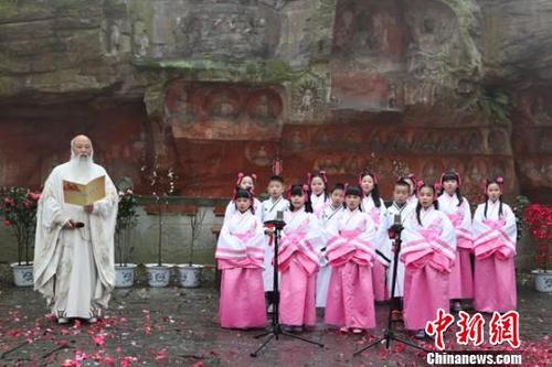 中國僑網(wǎng)經(jīng)典誦讀。曾佐然 攝 鄒立揚(yáng) 攝