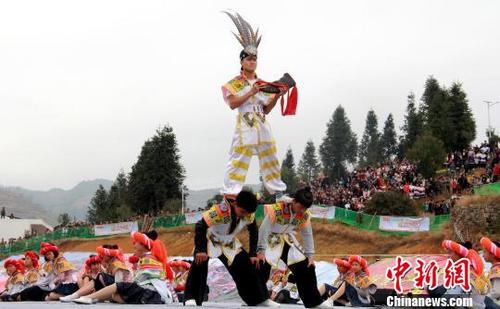 中國僑網(wǎng)3月12日,貴州省六盤水市鐘山區(qū)南開鄉(xiāng)第六十六屆“跳花節(jié)”開幕,,苗族同胞跳花樹祭祖先,。 祖大華 攝