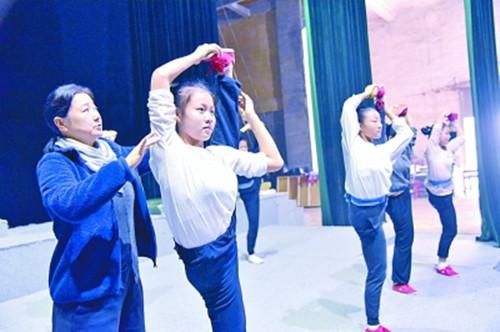 中國僑網(wǎng)在江西省高安采茶劇團舞臺上,青少年學(xué)員在老師指教下,,反復(fù)地進行搬腳,、跟斗、蠻子等采茶戲基本功訓(xùn)練,。這批“娃娃班”學(xué)員的培養(yǎng)時間分3年或5年,,該團將根據(jù)平時表現(xiàn),、考試成績等擇優(yōu)錄取,,不斷地為“非遺”發(fā)展輸送人才,。(光明日報資料圖)