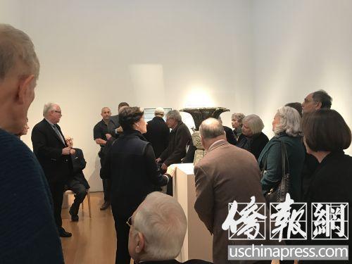 中國(guó)僑網(wǎng)估價(jià)在600-800萬美元的青銅饕餮紋方尊成為眾收藏家關(guān)注的焦點(diǎn),。(美國(guó)《僑報(bào)》/李莎菲 攝)