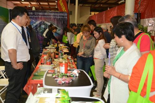 中國僑網(wǎng)來自中國沈陽、山西和新疆的地方特產(chǎn),也在食品展中亮相,。(美國《世界日報(bào)》/楊青 攝)