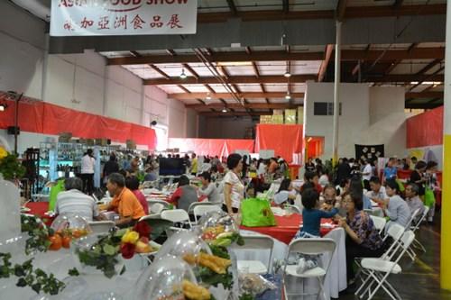 中國僑網(wǎng)食品展現(xiàn)場。(美國《世界日報(bào)》/楊青 攝)