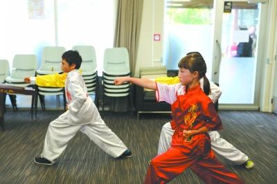 中國僑網(wǎng)華人少年表演少兒五步拳,。(張健勇 攝)