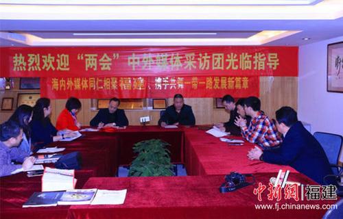中國僑網(wǎng)海內(nèi)外華文媒體參訪團(tuán)來到福建福州,,關(guān)注當(dāng)?shù)貍鹘y(tǒng)武術(shù)的發(fā)展,。