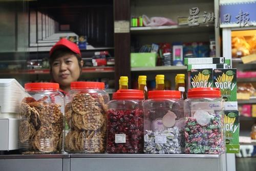 中國僑網(wǎng)馬來西亞峇市一些傳統(tǒng)咖啡店仍在柜臺兜售花生餅,。(馬來西亞《星洲日報》)
