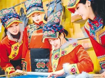 中國僑網(wǎng)圖為3月19日羌族婦女正在制作羌繡。(本報記者 張文 攝)