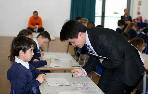 中國僑網(wǎng)“九九乘法表”走進(jìn)英國小學(xué)課堂。 新華社記者 韓巖 攝