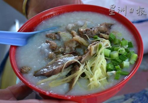 中國(guó)僑網(wǎng)萬(wàn)記豬雜粥大王,源自第一代美食開(kāi)拓者鄧寶萬(wàn)的大名。(馬來(lái)西亞《星洲日?qǐng)?bào)》/謝仲洋 攝)