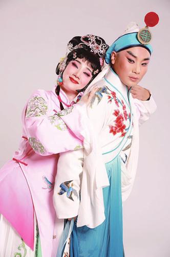 中國僑網《浮士德》劇照:張佳春(左,,飾格雷卿)與劉大可(飾浮士德),。(資料圖)