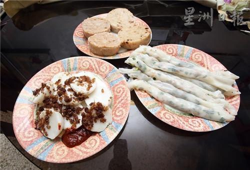 中國(guó)僑網(wǎng)義興水粿(左),、蘿卜糕和菜頭糕(后)及蝦米豬腸粉,,承載著新山幾代人的回憶。(馬來(lái)西亞《星洲日?qǐng)?bào)》/林添喜 攝)