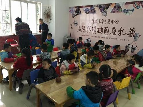 中國僑網(wǎng)“非遺、工美大師走進(jìn)小陽聰”活動現(xiàn)場,。