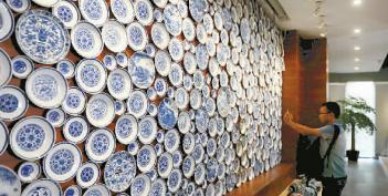 中國(guó)僑網(wǎng)景德鎮(zhèn)陶溪川,,一面用400多塊青花瓷盤拼成的瓷盤墻,。(程萬(wàn)海 攝)