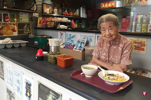 中國僑網(wǎng)88歲的梁月明每天到店里打點(diǎn)一切,。(新加坡《聯(lián)合早報(bào)》/吳睿明 攝)