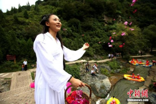 中國僑網(wǎng)資料圖:七夕節(jié)網(wǎng)友裝扮花千骨,其受歡迎程度可見一斑,。王中舉 攝