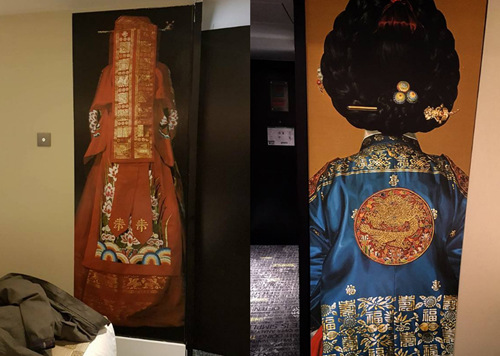 中國(guó)僑網(wǎng)該飯店柜體上布置了中國(guó)新娘服飾,、韓國(guó)傳統(tǒng)服裝的圖片,其中中國(guó)新娘服飾尤為恐怖,。(美國(guó)《世界日?qǐng)?bào)》)