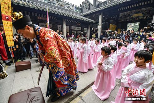中國僑網(wǎng)資料圖:“三月三·荔枝灣”北帝誕活動中,,60名學童身著漢服進行開筆典禮儀式,。(中新社記者 陳驥旻 攝)