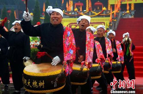 中國僑網(wǎng)丁酉年4月4日,來自海內(nèi)外萬余移民后裔齊聚“第二十七屆洪洞大槐樹文化節(jié)尋根祭祖大典”,,共同祭奠大槐樹移民先祖,。 劉東杰 攝