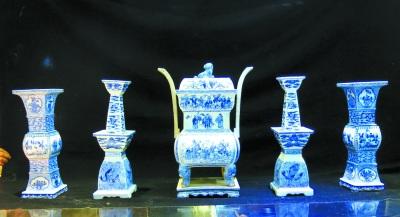中國(guó)僑網(wǎng)清代青花四方五供器