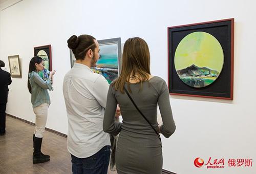 中國僑網(wǎng)“絲路丹途”牟克油畫作品展在莫斯科開幕,。(屈海齊 攝)