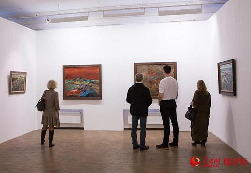 中國僑網(wǎng)“絲路丹途”牟克油畫作品展在莫斯科開幕。(屈海齊 攝)