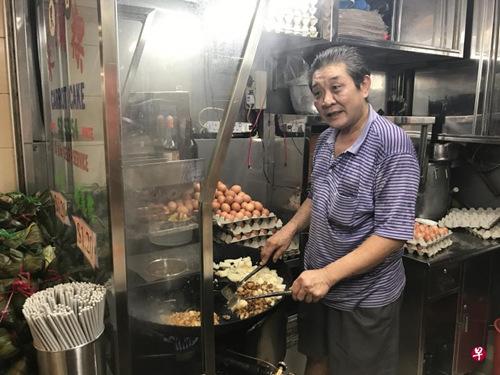 中國僑網(wǎng)“福明”熟食攤攤主,。(新加坡《聯(lián)合早報(bào)》資料圖)