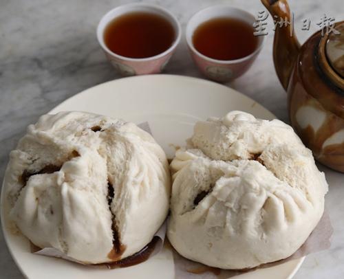 中國(guó)僑網(wǎng)大包子肉汁鮮美,,讓人垂涎三尺,。(馬來(lái)西亞《星洲日?qǐng)?bào)》/鄭霹麟 攝)