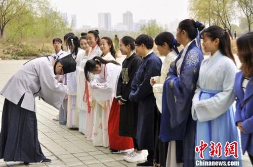 中國僑網(wǎng)4月9日,,蘭州黃河岸邊,,一群青年身著漢服,,學習討論有關漢服以及千年傳統(tǒng)文化習俗的相關知識,?!⌒焐肌z