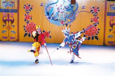 中國僑網(wǎng)圖為演員們表演京劇《借扇》,。(馬柯 攝)