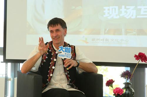 中國僑網(wǎng)夏愛克講述云南行醫(yī)經(jīng)歷。(法國《歐洲時報》德國版/張喬楠 攝)